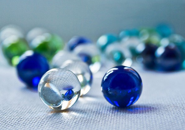 Синие стеклянные шарики