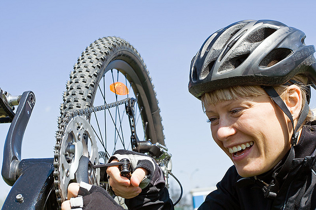 Даже замена велосипедной камеры может стать радостным переживанием успеха. Источник.