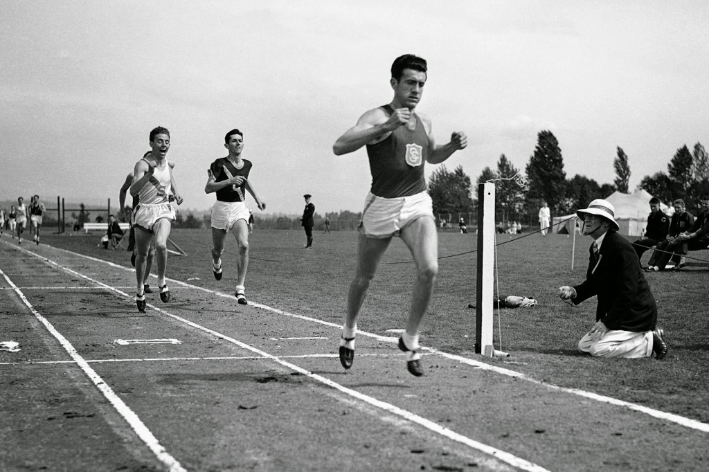 Louis-Zamperini-Wins-the-Mile-in-Seattle-1939
