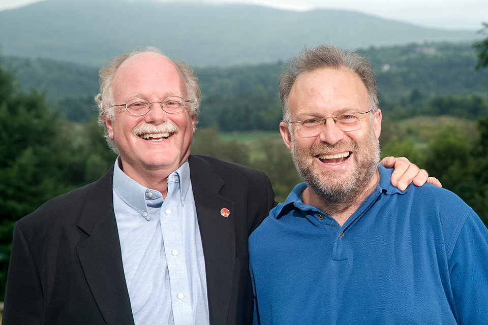Джерри Гринфилд и Бэн Коэн, основатели компании мороженого «Ben & Jerry’s». С них-то все и началось, — источник. 