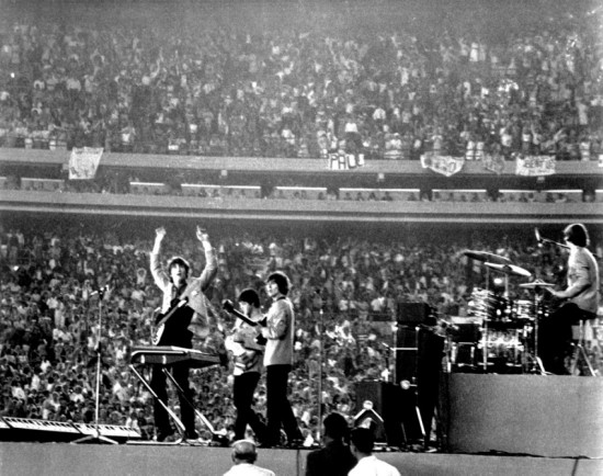 Концерт на стадионе Shea Stadium перед 55 000 зрителей, 1965 год. Беспрецедентное событие для того времени, - источник