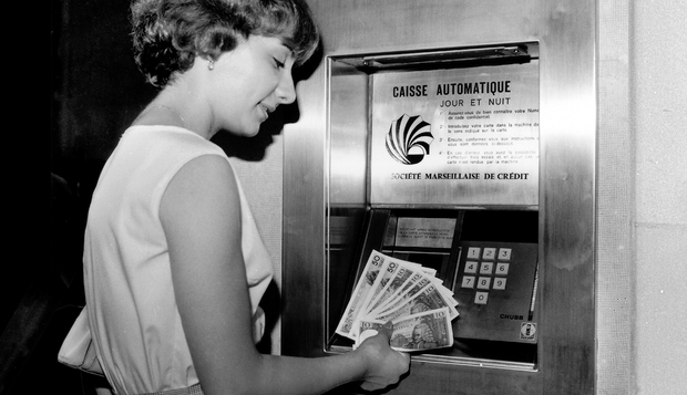 Первый банкомат появился в 1967 года в Лондоне. Источник.