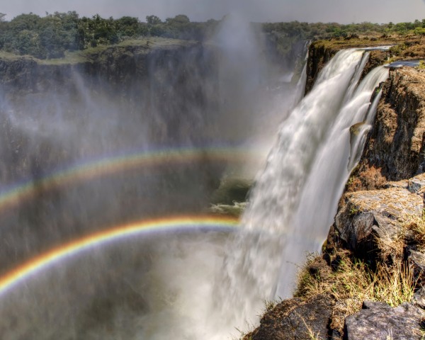 Двойная радуга на водопаде Виктория, — источник.