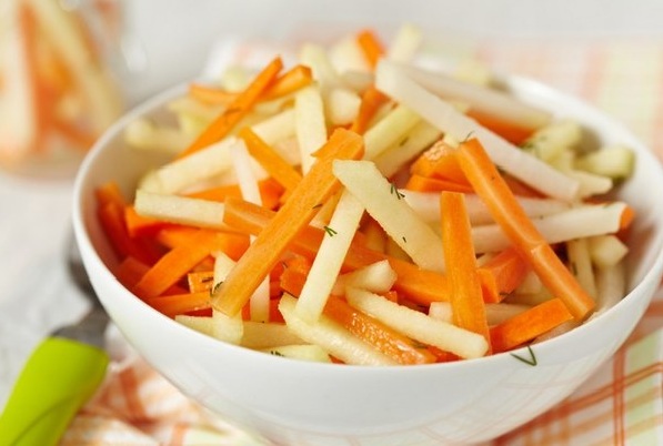 Капустный салат с яблоком, морковью и перцем