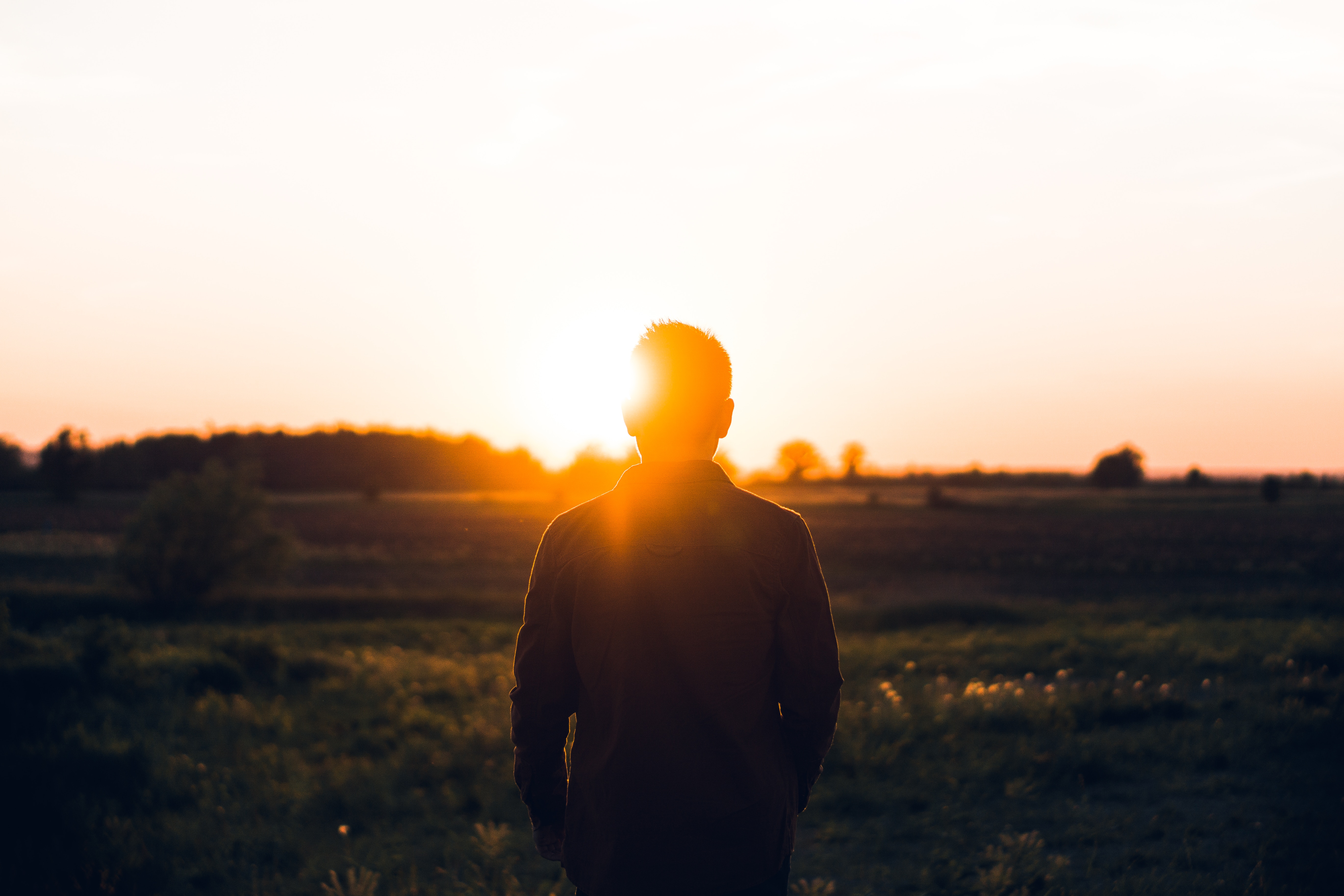 Looking sun. Человек под солнцем. Закат освещение на человеке. Человек один на рассвете. Face закат.