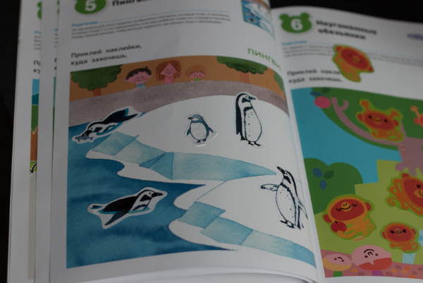 Вначале мы с дочкой обсудили, что есть наклейки двух видов — плавающие и стоячие пингвины.