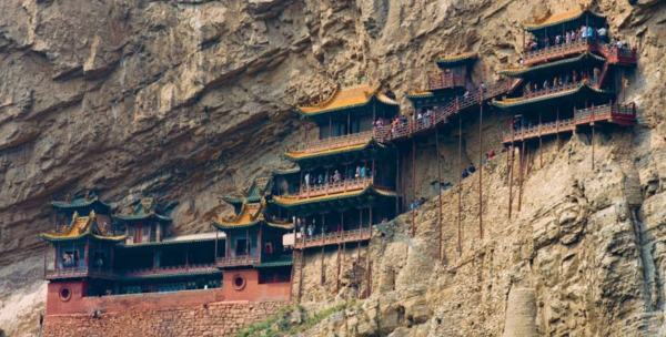 «Висячий храм Хэншань» прилепился к скалистому склону горы Хэншань на высоте 75 м, подпираемый несколькими тонкими деревянными брусьями