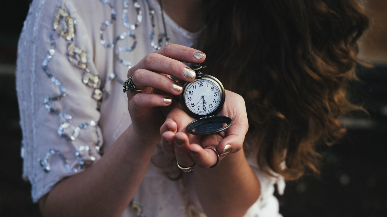 И будет в час счастливейший. Часы на руке. Девушка с часами. Фотосессия с часами. Человек часы.