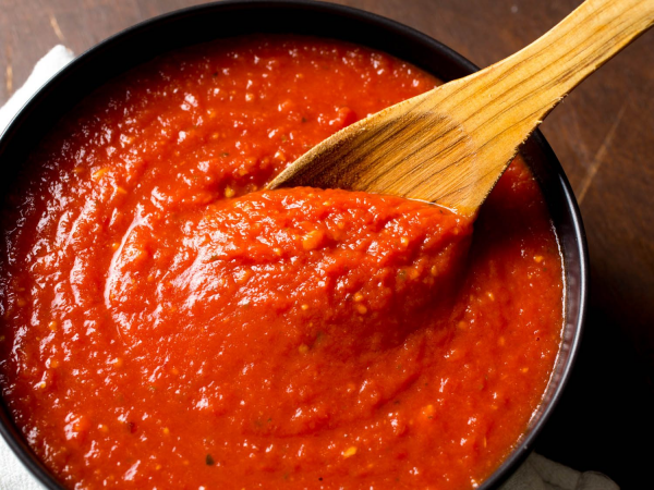 У томатного соуса много вариаций: практически в каждой кухне есть свои особенности. Готовить его просто — ингредиенты легко купить в любое время года. Соус используют для заправки мясных, рыбных и овощных блюд.