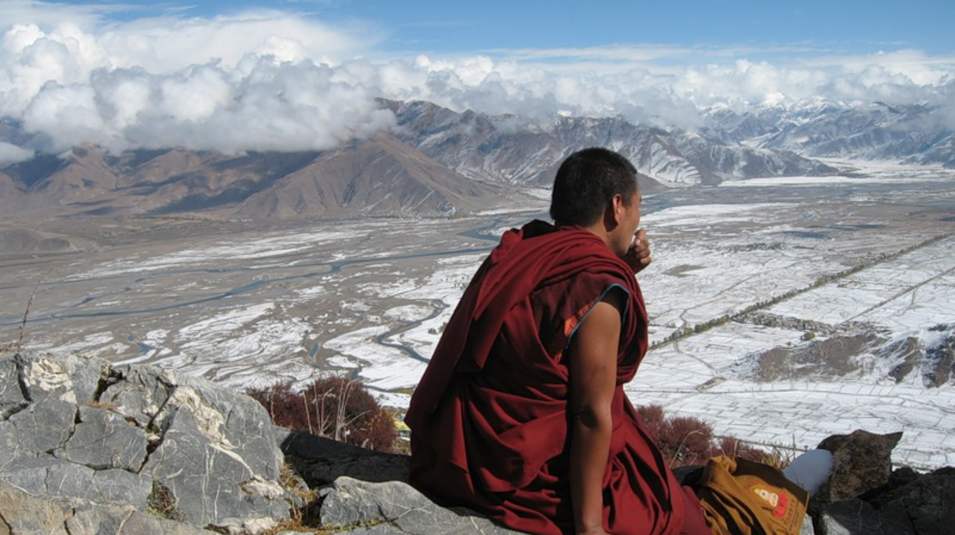 Почему монахи считают себя воинами. Миларепа тибетский монах. Шамбала Гималаи Тибет. Тибет монахи. Тибетский монах медитирует.
