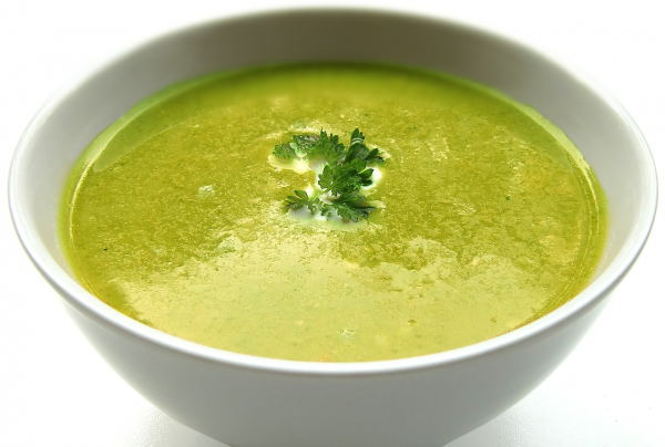 Влейте куриный бульон, доведите суп до кипения и варите на слабом огне примерно 25–30 минут, пока овощи не станут мягкими. Дайте супу настояться 10 минут. Добавьте шпинат и размешайте, выньте лавровый лист.