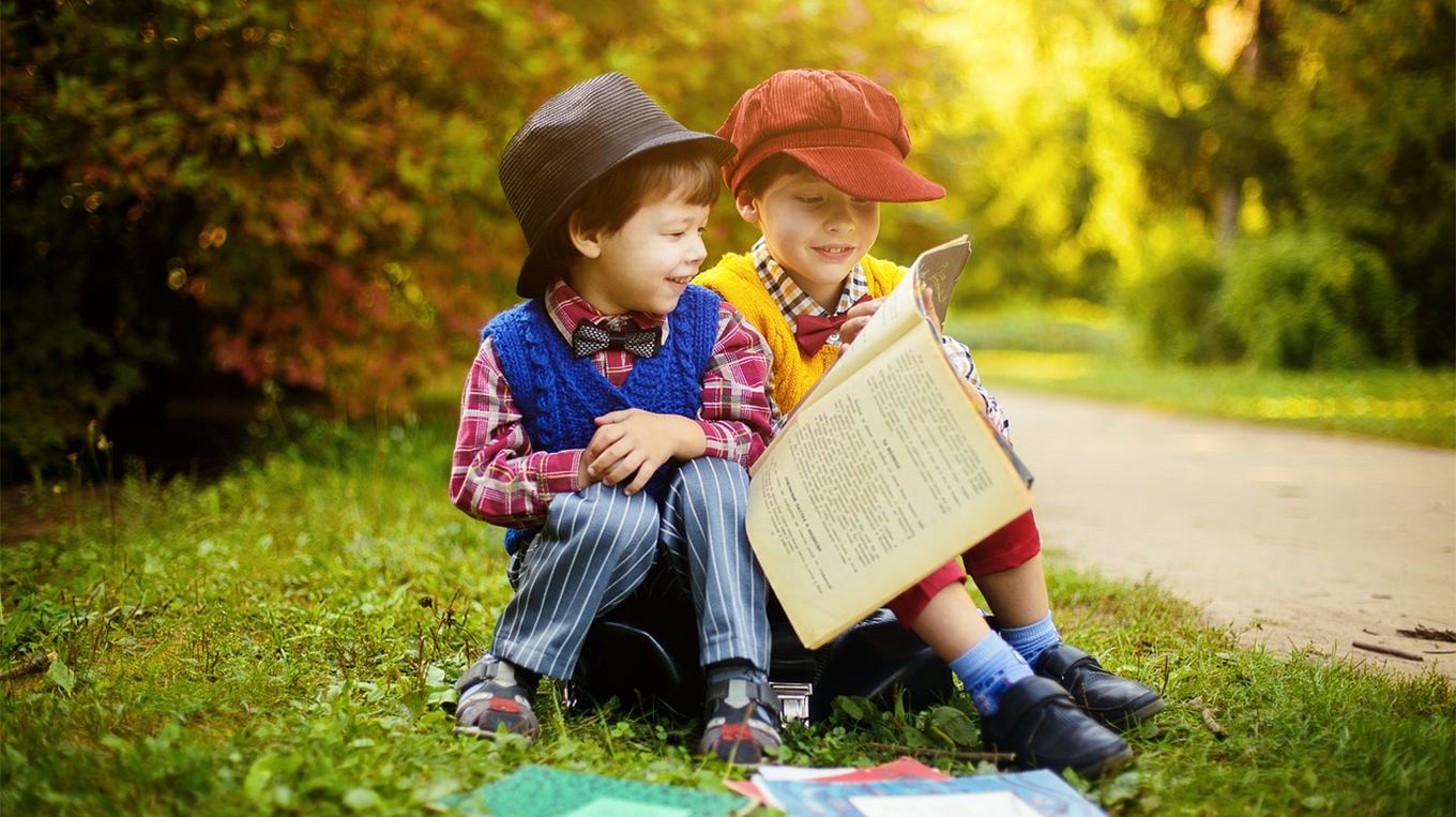 Счастливые годы книга. Дети и юноши с книгой. Дети читают. Чтение для детей. Книги для детей.