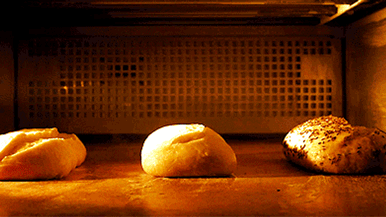 В нашей стране хлеб пекут из белой муки, которая в процессе обмена веществ быстро превращается в сахар.