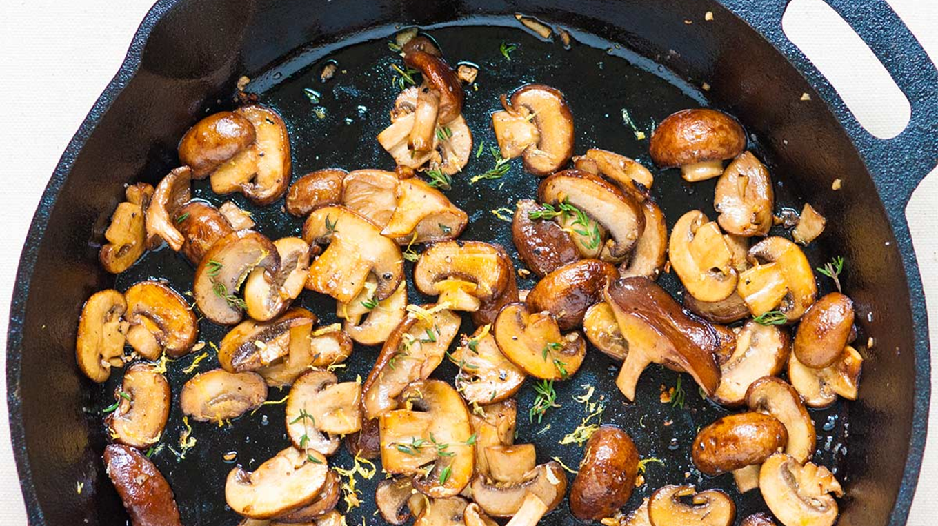 Рецепт из шампиньонов свежих на сковороде. Жареные грибы. Жареные шампиньоны. Жареные шампиньоны на сковороде. Грибочки сковородка.