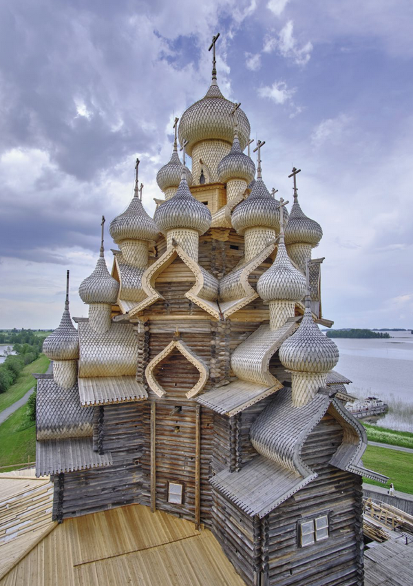 Церковь без гвоздей, первый готический храм и «Солнечная крепость». Пять мест в России, куда можно отправиться этой осенью
