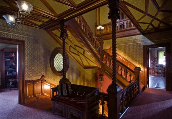 Лестница в доме Марка Твена в Хартфорде