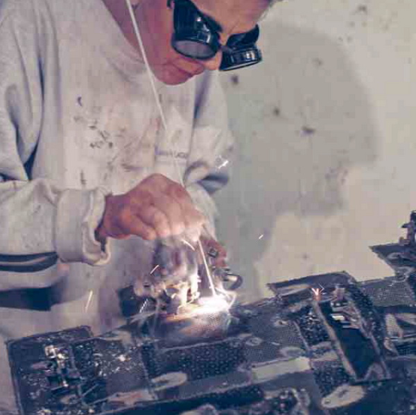 Рошель Форд создает скульптуру из металла