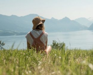 Девушка отдыхает с видом на горы